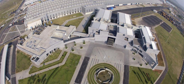 Daimler Trucks Asia exportiert erste FUSO Lkw Made in India: Export in 15 Länder in Asien und Afrika bis 2014 geplant