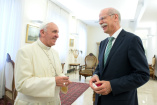  Neues Papamobil für Papst Franziskus : Dieter Zetsche zur Privataudienz bei Papst Franziskus
