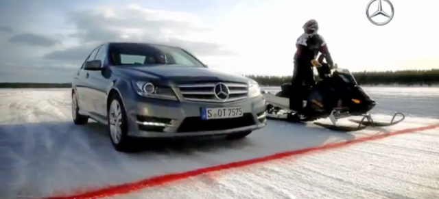 Star on Ice (Video): Ein Snowmobil  tritt auf zugefrorenem See gegen  eine Mercedes C-Klasse an 