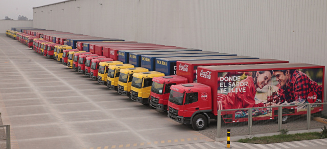 Die peruanische Firma Coca-Cola Lindley hat 37 brasilianische Mercedes-Benz Atego gekauft. : 37 Mercedes-Benz Atego für goldene Cola in Peru