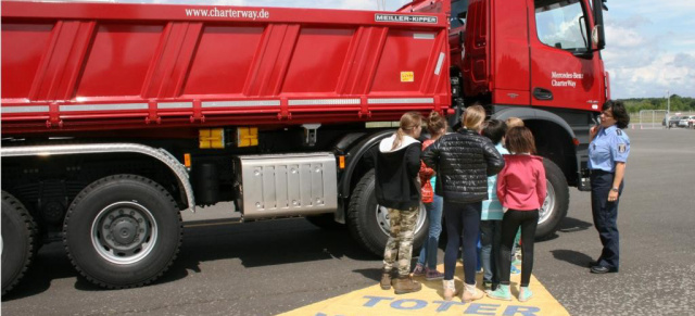 Rücksicht auf Kinder: CharterWay unterstützt die Aktion Lkw und toter Winkel : Mithilfe eines Komplettzuges sowie einem 40 Tonnen-Kipper lernen Schulkinder die Gefahren im Straßenverkehr richtig einzuschätzen 