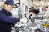 Think global. Produce local: Mercedes-Benz Motorenwerk in Peking offiziell eröffnet: Erstes Mercedes-Benz Werk für Pkw-Motoren außerhalb Deutschlands

