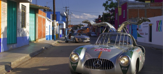 Arriba Estrella: Mercedes Flügeltürer donnern über die Panamericana: Der Siegerwagen Mercedes-Benz 300 SL aus dem Jahr 1952 und ein aktueller Mercedes-Benz SLS AMG erinnern an einen Mercedes Triumph in Mexico.