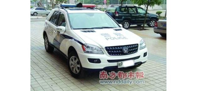 Der Mercedes ML kommt einem japanisch vor: Warum ist der Stern hier Schnuppe? : Wieso ist in China ein Mercedes ML Polizeiwagen mit Honda-Emblem unterwegs?  