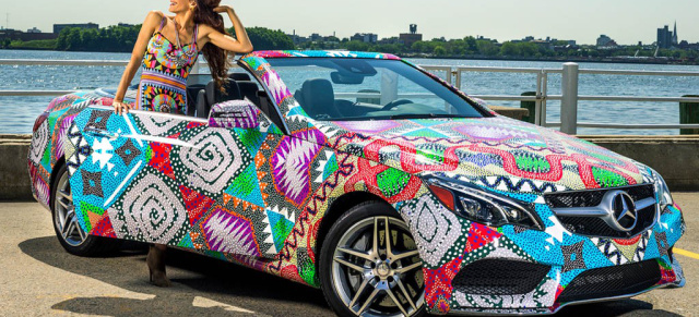 Mercedes macht Mode: Karosserie-Look passend zum Kleid?: Für viele dürfte mit der bunt gemusterten Optik des Mercedes E-Klasse Cabrios ein Modetraum in Erfüllung gehen