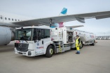 Mercedes LKW at work: Mercedes-Benz eEconic für die Flugzeugbetankung