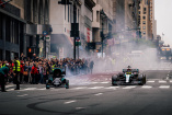 Demo-Run im Silberpfeil djurch "Big Apple": Lewis Hamilton ballert im Formel 1 durch New York