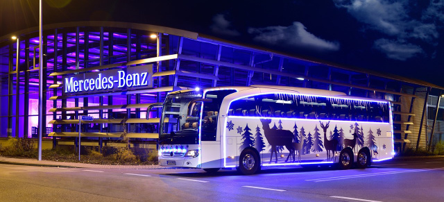 Mercedes-Benz Travego: Dieser Bus weihnachtet sehr: Mercedes Travego mit weihnachtlichem Schmuck