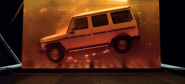 Mercedes-Benz G-Klasse Premiere: spektakuläre Installation -: „Stronger Than Time“: 1979er G-Klasse in Bernstein gegossen - Erleben Sie die Premiere der neuen Mercedes-G-Klasse hier live